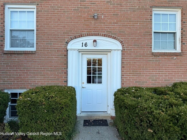 Building Photo - 16 Huguenot St