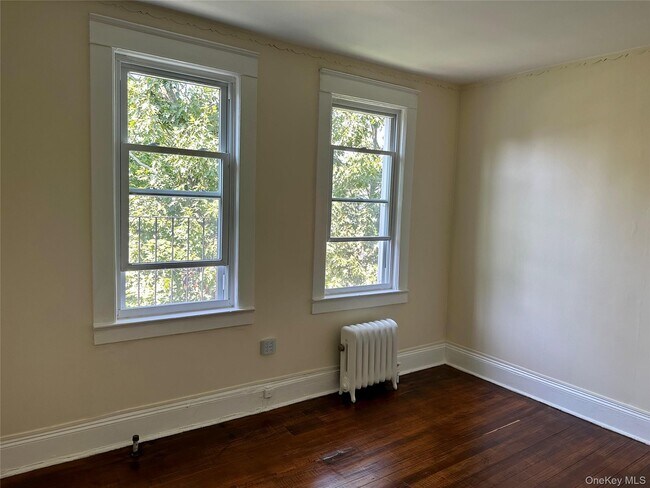 Building Photo - 497 Warburton Ave