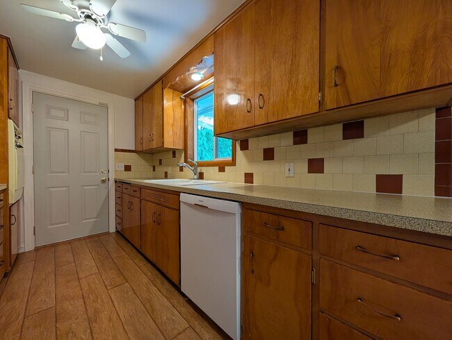 Building Photo - 3-Bedroom, 1-Bath Home Near River Road In ...