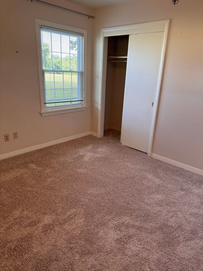 Building Photo - 5 Bedroom || 3 Bathroom Home with All Util...