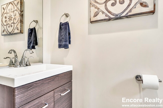 Building Photo - 10 Bradbury St