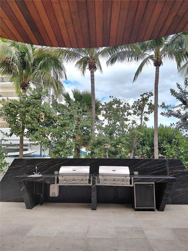 Building Photo - 6365 Collins Ave