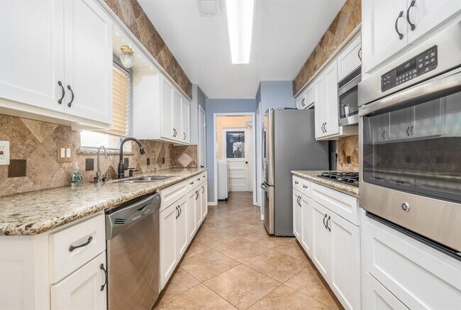Building Photo - 9423 Highmeadow Dr