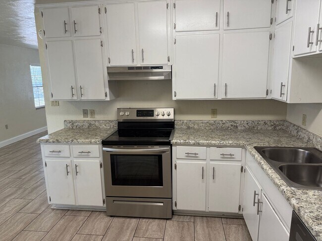 Building Photo - PORTLAND TOWNHOMES