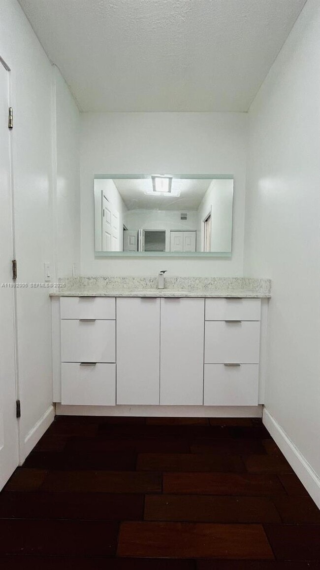 Building Photo - 3731 N Country Club Dr