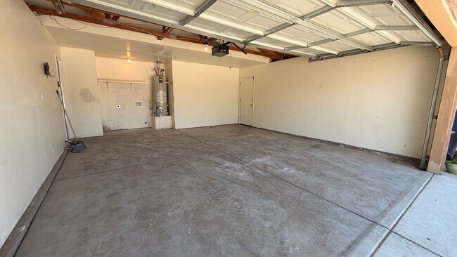 Building Photo - 4 Bed/ 2 Bath Available Now!