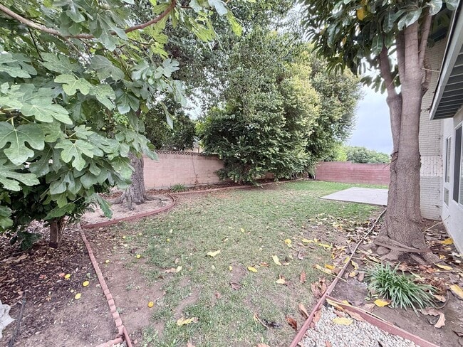 Building Photo - Spacious 5-Bedroom, 2-Bath Retreat in Quie...