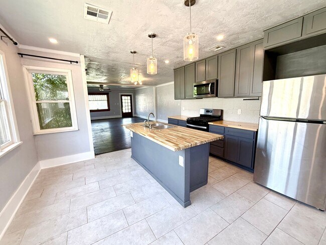 Building Photo - Beautiful 3BD 2BA Craftsman Home Located in Historic Mesta Park!!!