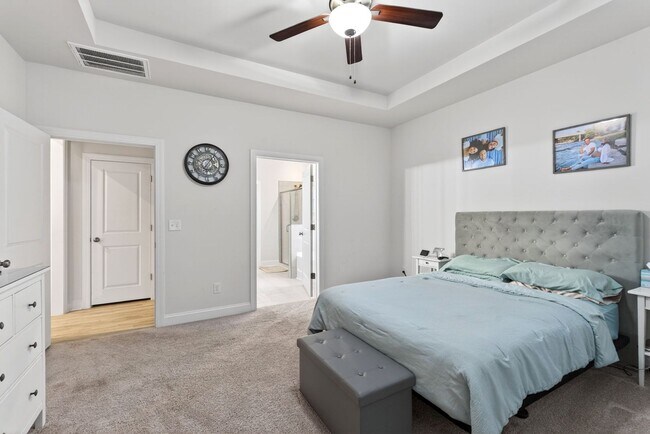 Building Photo - Like New 4BR Ranch with Modern Finishes & Prime Location in Elgin