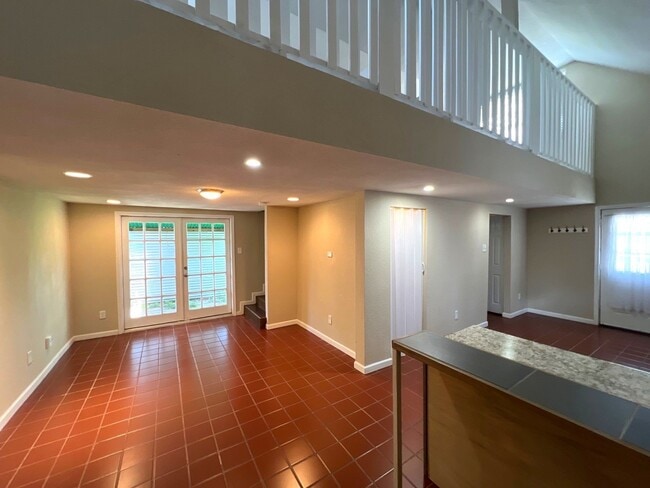 Building Photo - 627 E 14th St