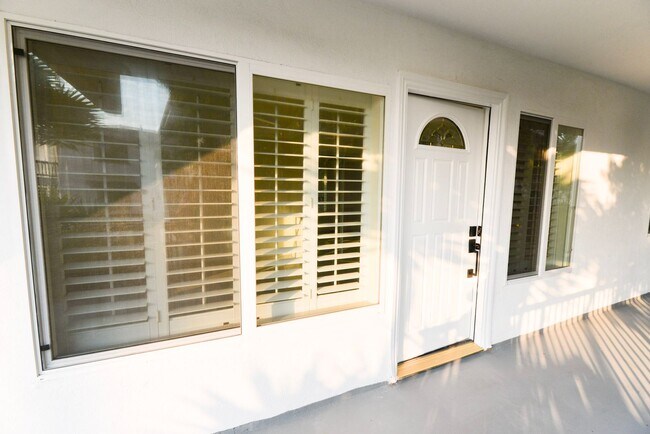 Building Photo - 412 Avenida Santa Barbara