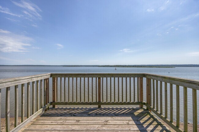 Building Photo - 15414 N River Beach Dr