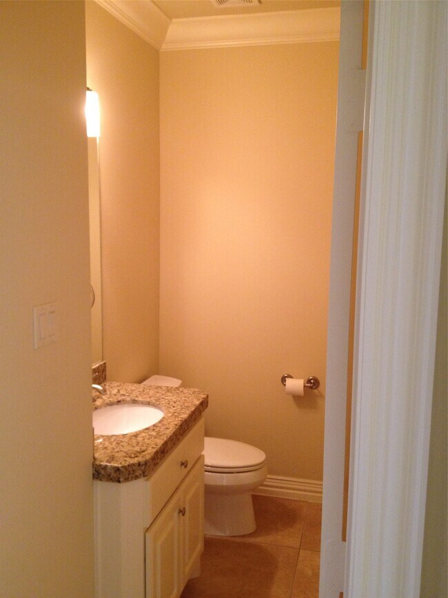 Building Photo - 2038 Palm Forest Ln