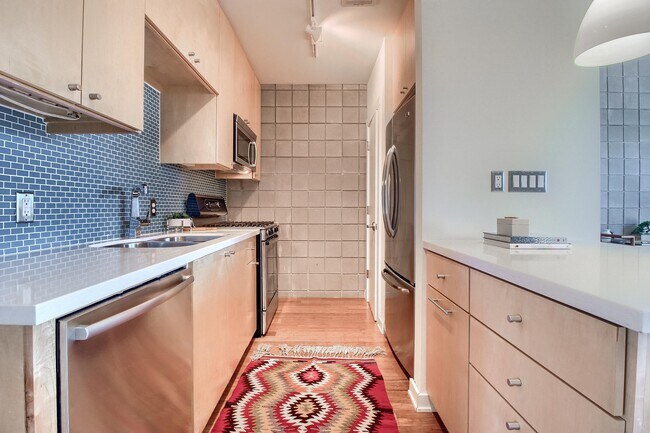 Building Photo - 502 W 55th St