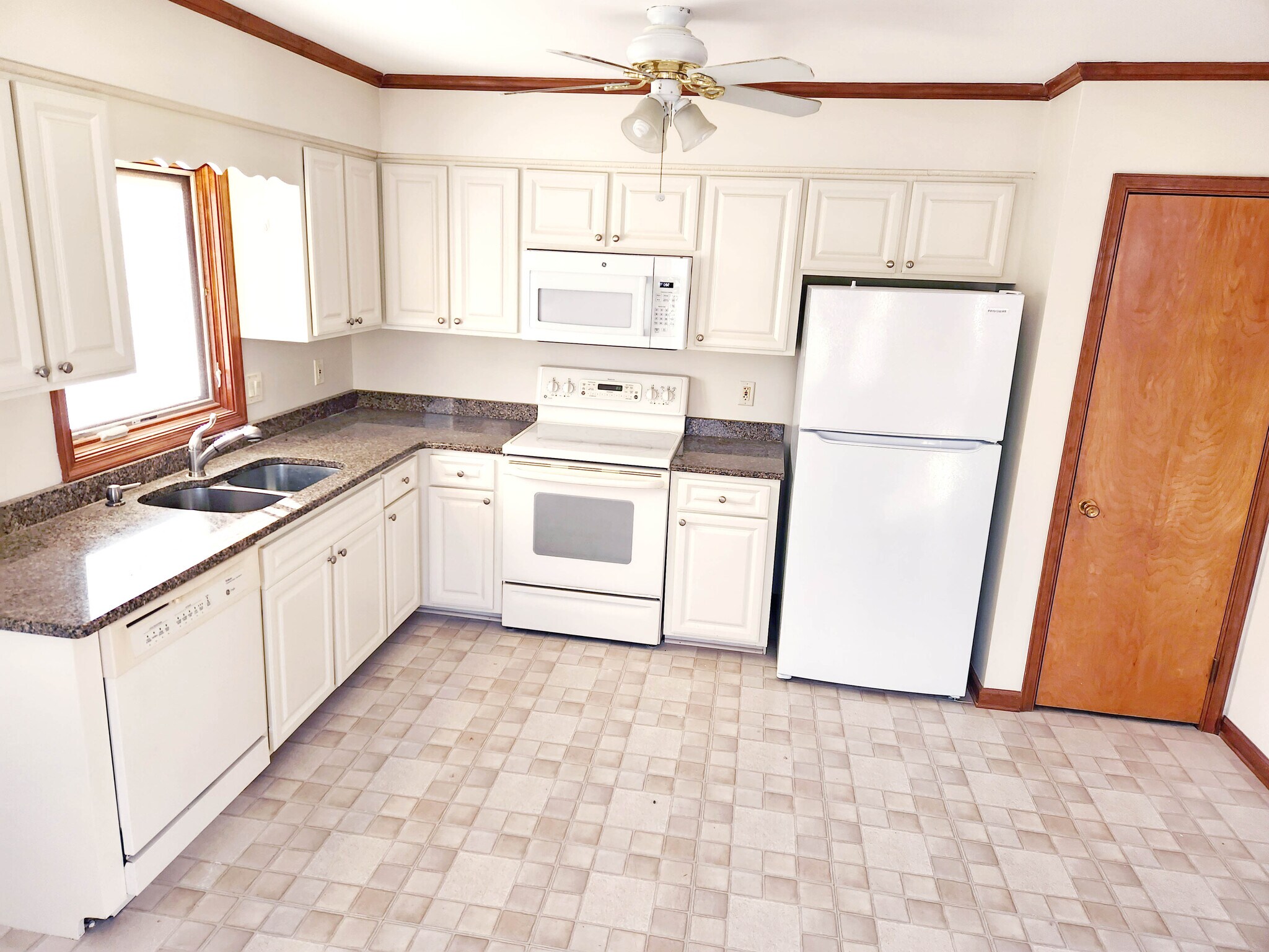 Building Photo - 12422 Kent Rd