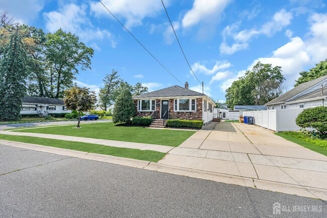 Building Photo - 1067 Riverton St