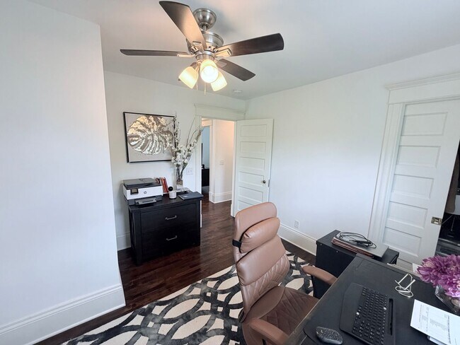 Building Photo - Gorgeous 3 Bedroom with Modern Upgrades!!