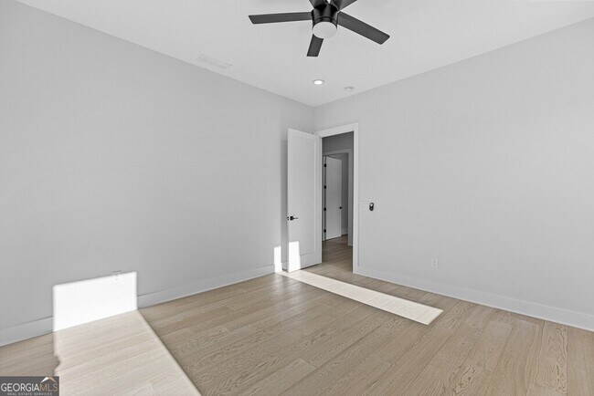 Building Photo - 555 Versailles Dr