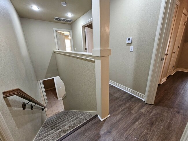 Building Photo - Beautiful & spacious 4 Bedroom condo w/fen...