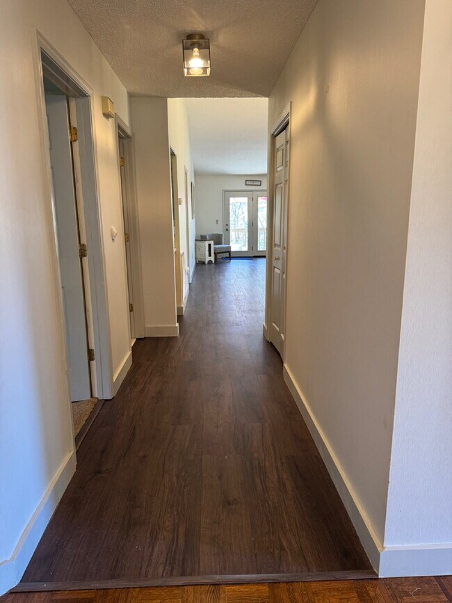 Building Photo - "Charming 2-Bedroom Condo with Cozy Fireplace in Hendersonville – 1603 Sq Ft of Comfort!"