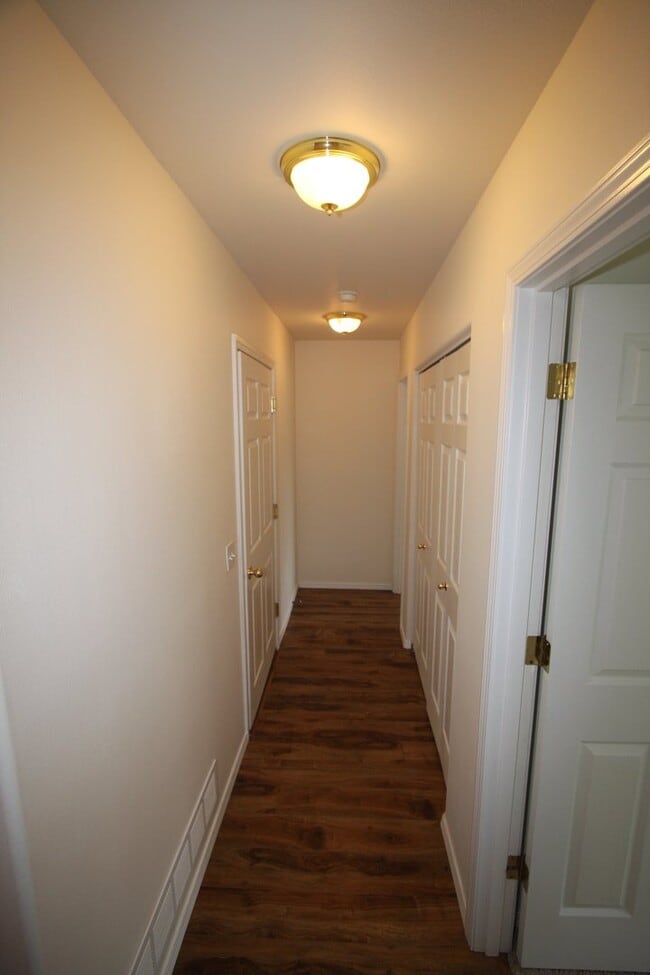 Building Photo - 4 Bedroom Eagle River Condo!