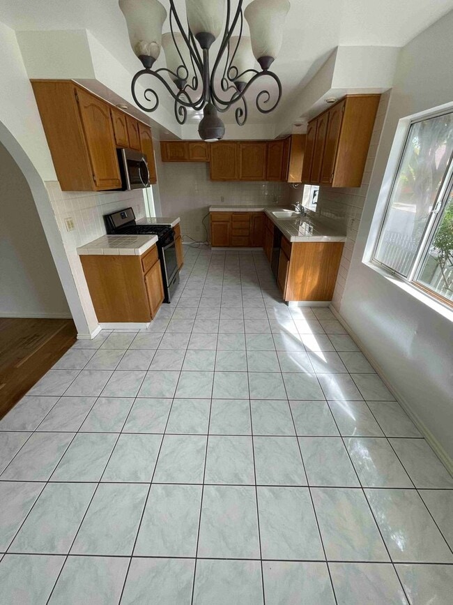 Building Photo - CENTRALLY LOCATED HOME IN BEVERLYWOOD!