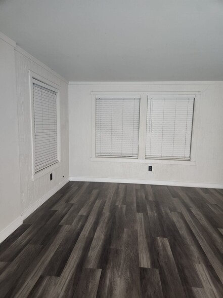 Building Photo - 307 NW Elm Ave