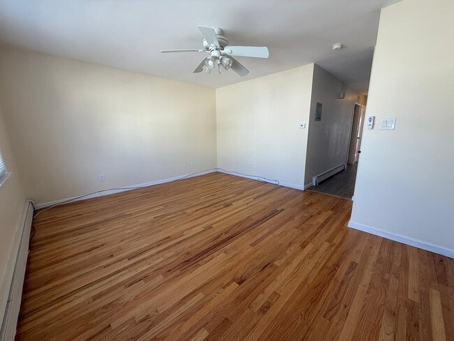 Building Photo - 10 E 10th St