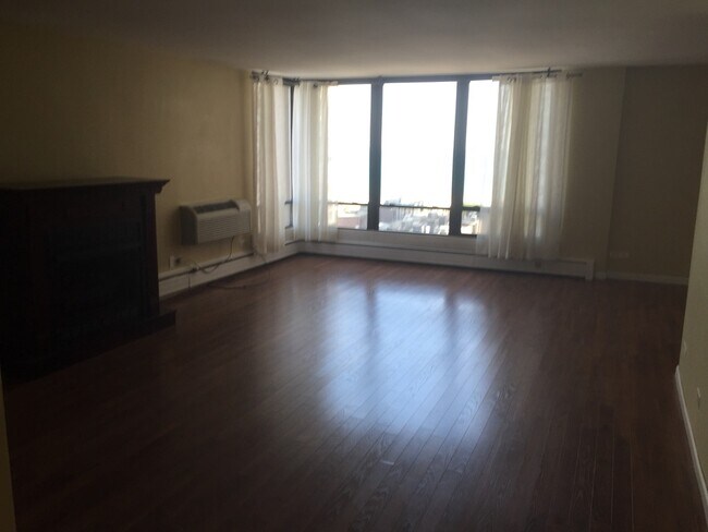 Building Photo - 5740 N Sheridan Rd