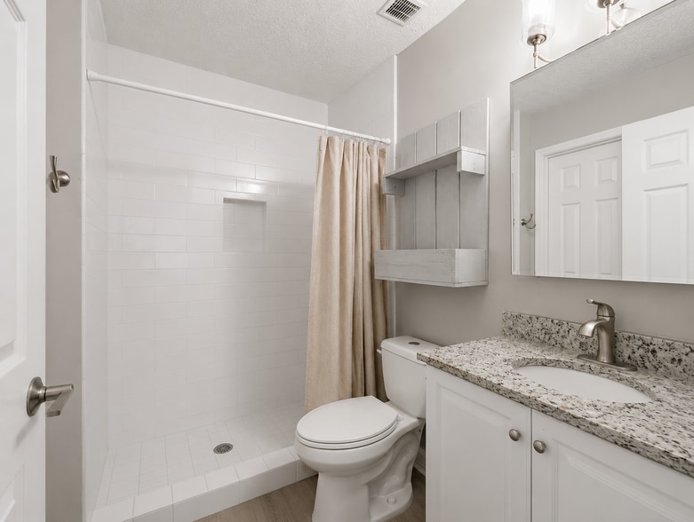 Building Photo - 545 Oneida Ct