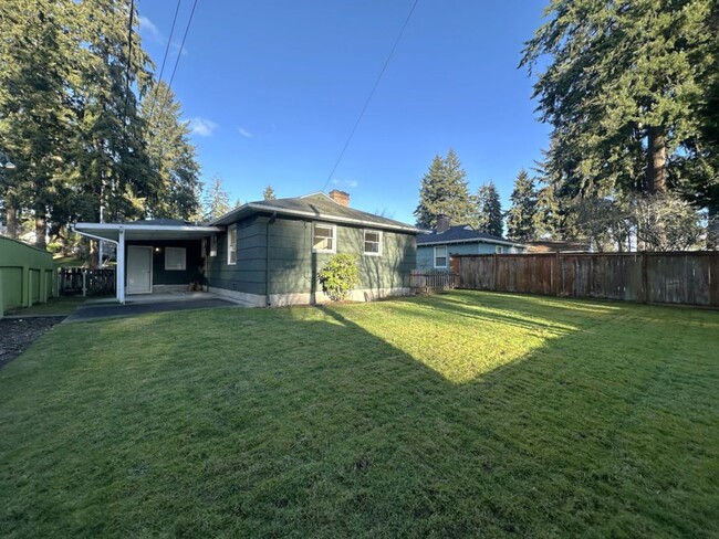 Building Photo - Gorgeous 2-Bedroom Rambler in heart of Fir...