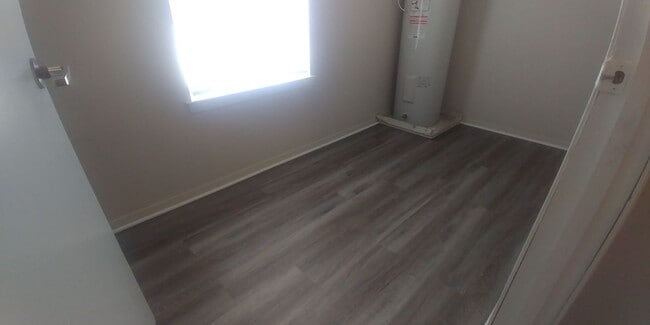 Building Photo - 2 bed, 1 bath Downstairs Apartment Availab...