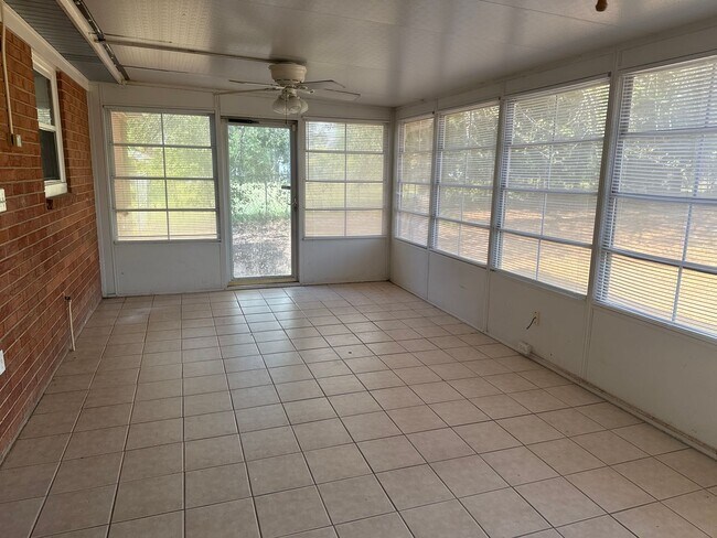 Building Photo - Four Bedroom, Two Bath Home, Just Off Toba...