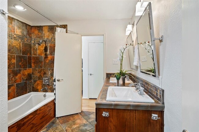 Building Photo - 6218 Wynnwood Ln