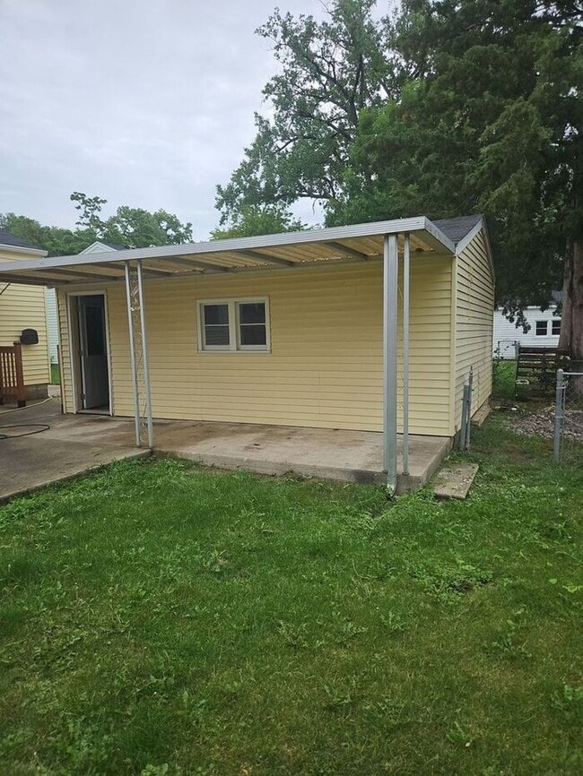 Building Photo - Cozy Des Moines Home with Covered Patio & ...