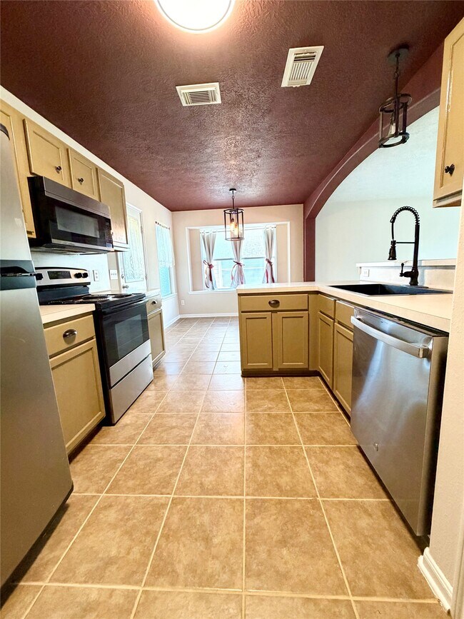 Building Photo - 13952 Buckskin Dr