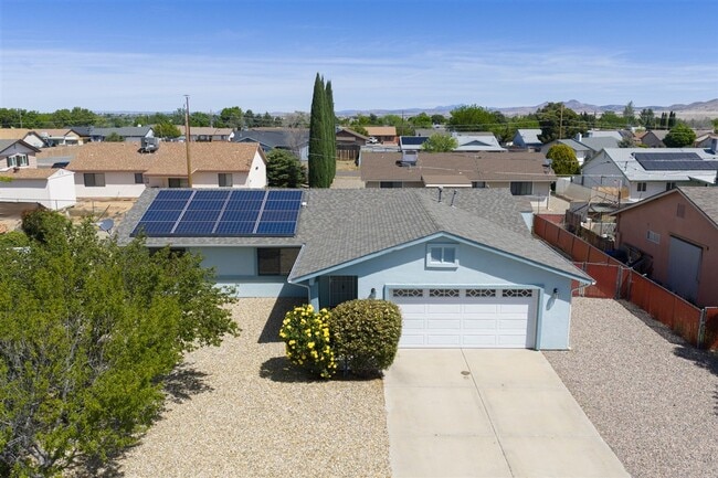 Building Photo - Home With 2 En-Suite Bedrooms in Prescott Valley