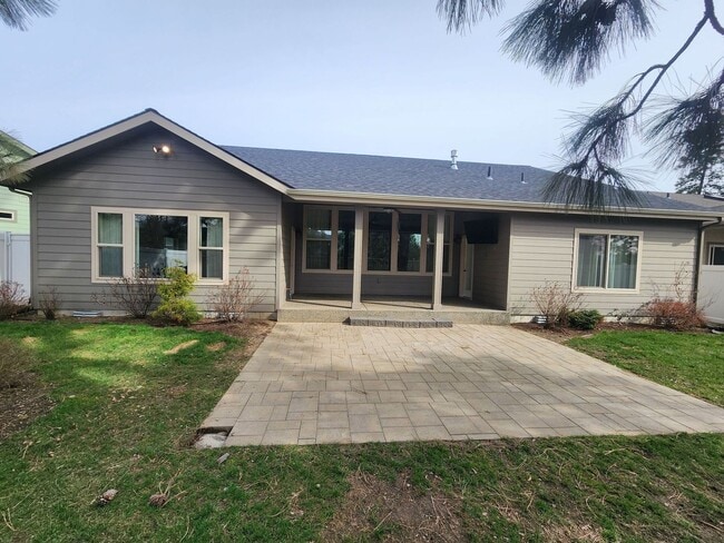 Building Photo - Luxurious Single-Level Rancher in Post Falls