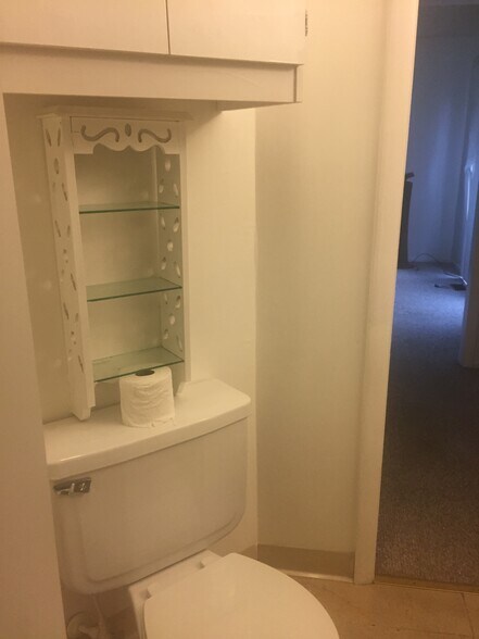 Bathroom fully tiled - 638 Gilcrest Rd