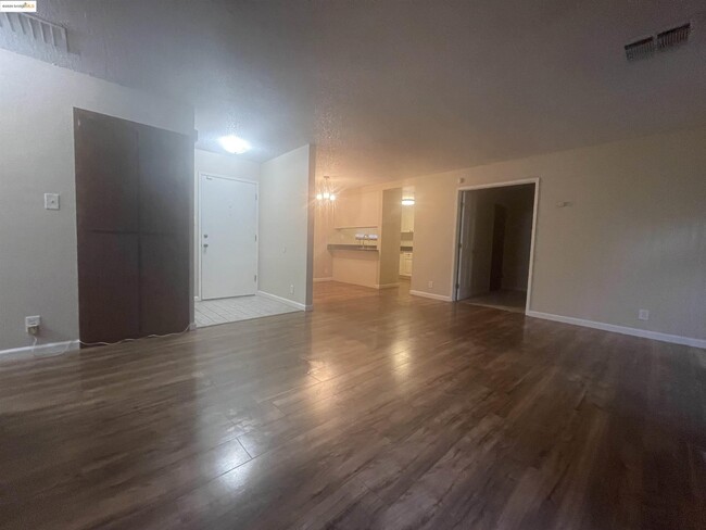 Building Photo - 2400 Sunny Ln