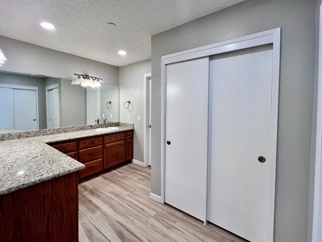 Building Photo - $2,795 Shaw & Academy 4 Bedroom / 2 Bathro...