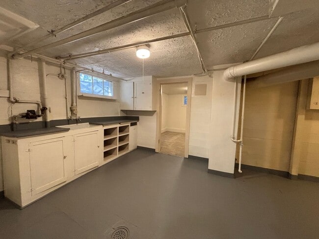 Building Photo - Available Now!  Single family home just mi...