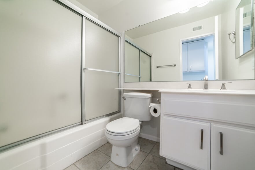 Building Photo - 9743 Reseda Blvd #3