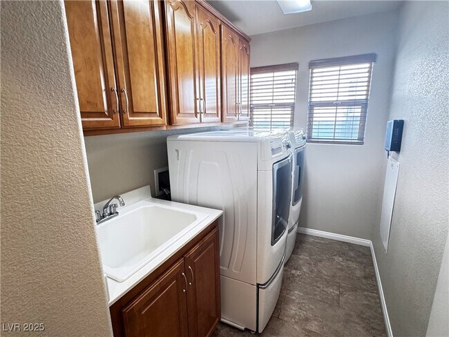 Building Photo - 5361 Candlespice Way