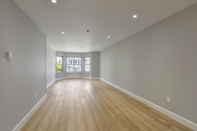 Building Photo - Newly Remodeled Two Bedroom Condo in Pacif...