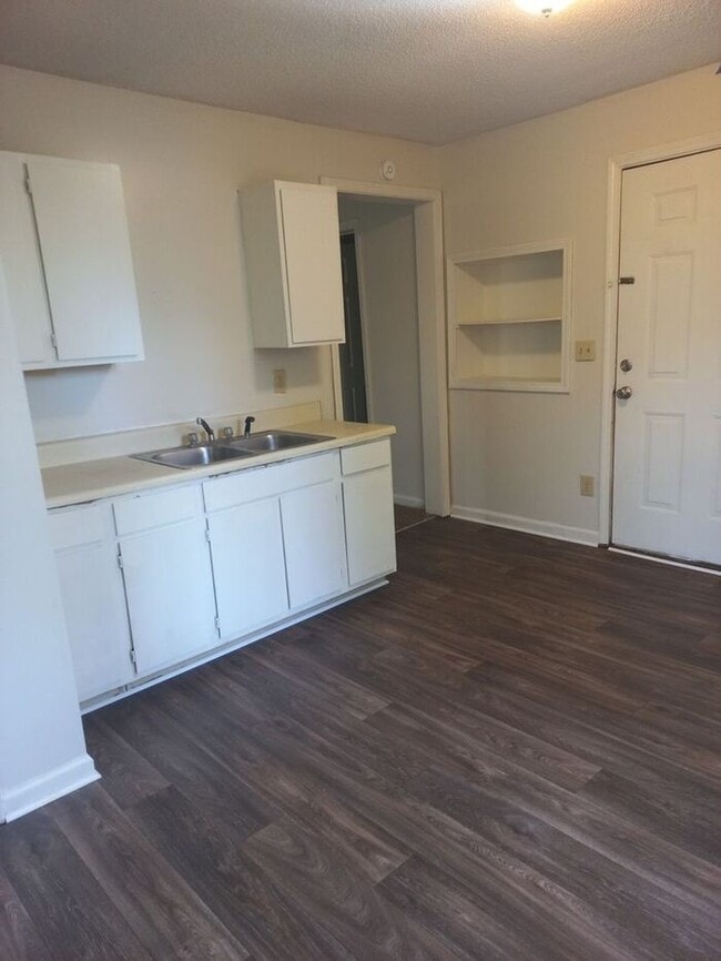 Building Photo - Ready and waiting for you! Available NOW!