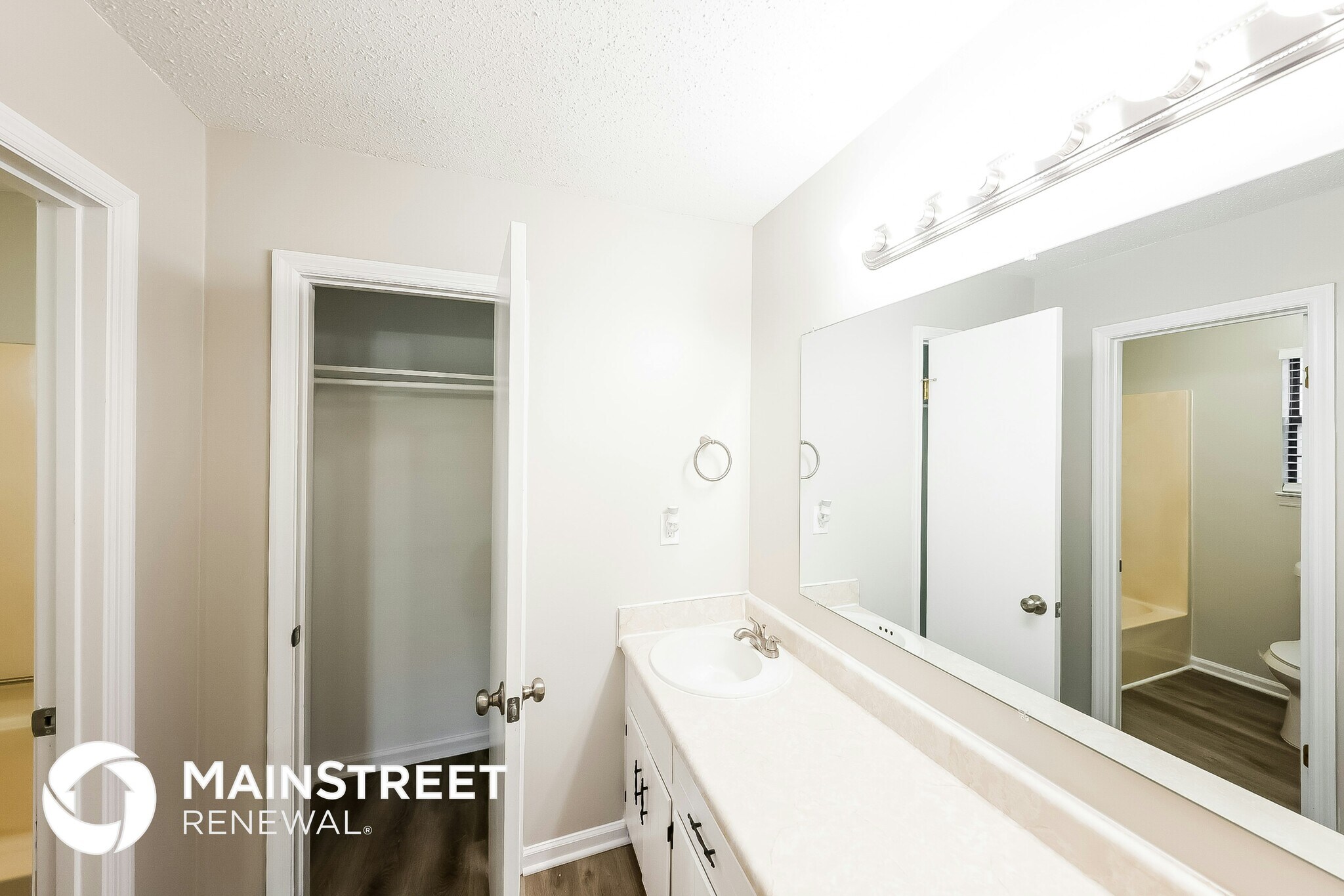 Building Photo - 3010 Lone Oak Rd