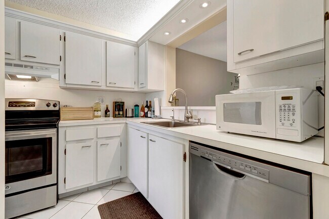 Building Photo - 5943 Areca Palm Ct