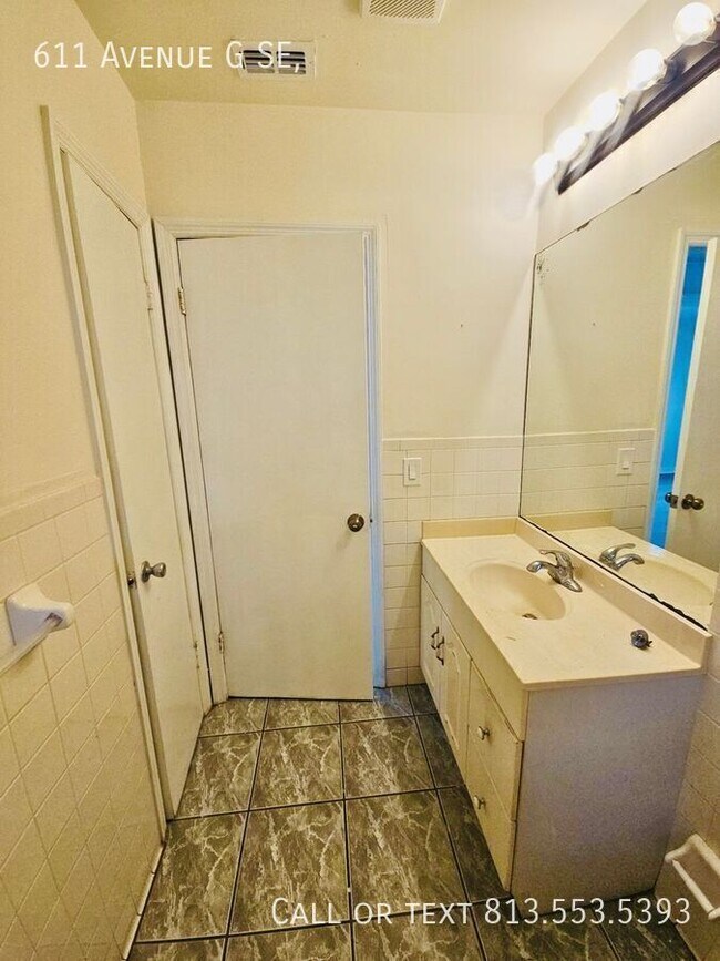 Building Photo - 611 Ave G SE