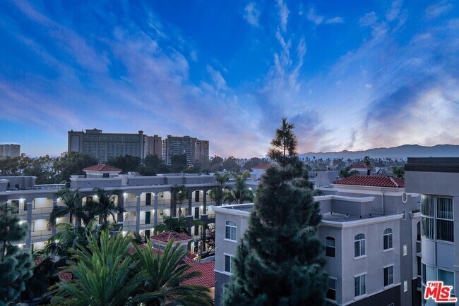 Building Photo - 13700 Marina Pointe Dr